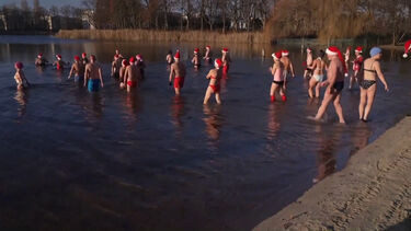 Nadadores enfrentam águas geladas de Berlim no dia de Natal