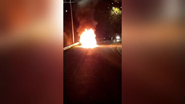 Carro consumido pelas chamas em Arraiolos