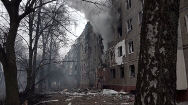 Um morto e oito feridos em ataque de drone russo a edifício residencial em Chernihiv 