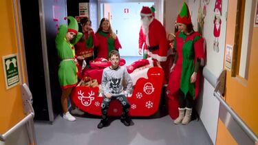 Pai natal e duendes entregam prendas a crianças internadas na ala pediátrica do hospital de são João, no Porto 