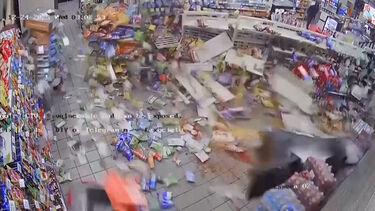 Imagens mostram momento em que assaltantes arrancam multibanco do interior de uma loja nos EUA 