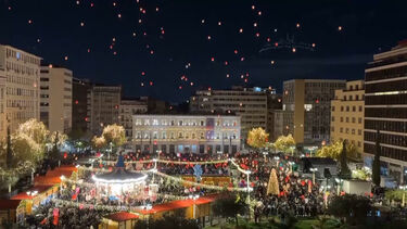 Centenas soltam lanternas de papel no céu de Atenas durante a “Noite dos Desejos”