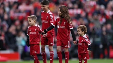 O momento em que os filhos de Diogo Jota subiram ao relvado antes do Liverpool-Wolverhampton