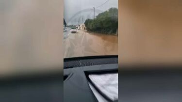 Imagens mostram condutores a atravessar estrada alagada perto de habitações em Vila Real de Santo António