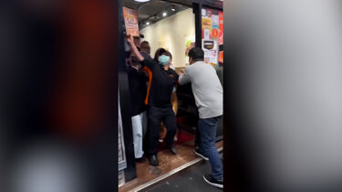 Imagens mostram clientes de restaurante em pânico após sismo de 6,6 em Taiwan 