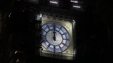 Relógio mais famoso do Reino Unido pronto para tocar à meia-noite na véspera de Ano Novo 