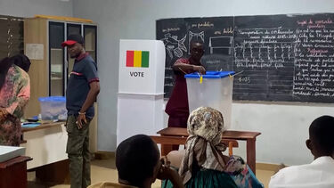 Abertas as urnas para a primeira eleição presidencial da Guiné desde o golpe de Estado de 2021 