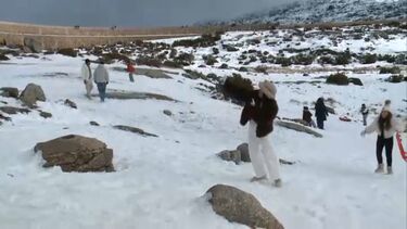 Serra da Estrela coberta de neve atrai centenas de turistas
