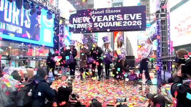 Tudo a postos para entrar em 2026: em Times Square já se testou o lançamento de confetti   