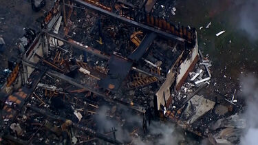 Pai do piloto Denny Hamlin morre em incêndio em casa na Carolina do Norte. Mãe está em estado crítico