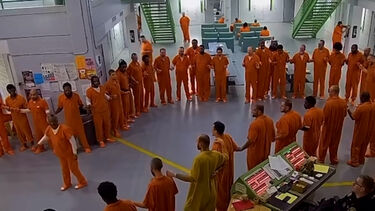 Reclusos juntam-se em oração numa prisão dos EUA na véspera de Natal  