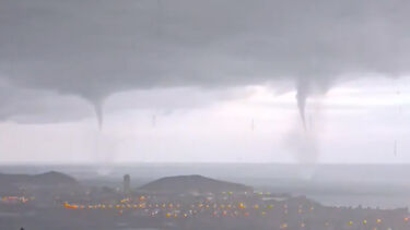 Imagens impressionantes mostram três trombas de água no mar em Espanha   