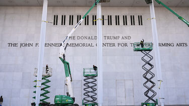 O nome de Donald Trump começou este sábado de madrugada a ser removido da fachada da sala de espetáculos Kennedy Center