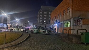 GNR condenado a 13 anos de prisão por burlas a idosos barrica-se no posto de Felgueiras e ameaça matar-se