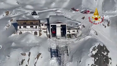 Quatro feridos após teleférico colidir com estação de chegada nos Alpes italianos