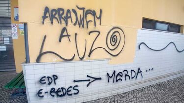 Edifício da Junta de Freguesia de Fernão Ferro vandalizado devido aos constantes cortes de luz