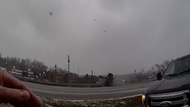 Vídeo capta momento em que camião se despista em estrada congelada no Ohio  