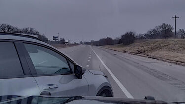 Polícia imobiliza carro após condutor adormecer ao volante nos EUA  