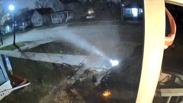 Condutor choca contra casa na manhã de Natal e foge