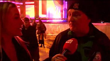 Várias pessoas já se juntam na Praia dos Pescadores em Albufeira para receber 2026 com o pé na areia