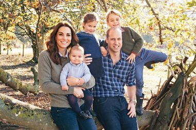 Kate e William posam com os filhos George, Charlotte e Louis