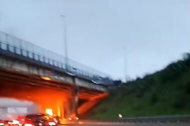 Carro a arder na A4, em Leça do Balio