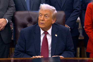 Trump alerta para perigo de 'extinção' da Europa e quer supremacia nas Américas