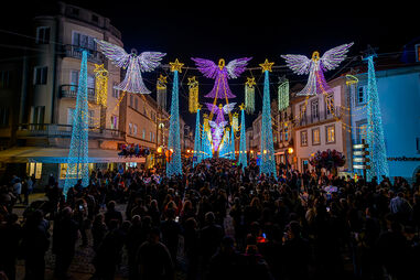 Viana do Castelo celebra o Natal com iluminação festiva e atrações na praça principal.
