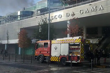 Novas imagens mostram aparato no centro comercial Vasco da Gama após incêndio em restaurante
