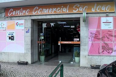 Um dos ladrões montou guarda à porta do centro comercial, e os outros 3 fizeram o roubo