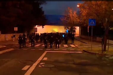 A chegada dos adeptos do Sporting ao Estádio da Luz. Forte dispositivo de segurança acompanhou o grupo