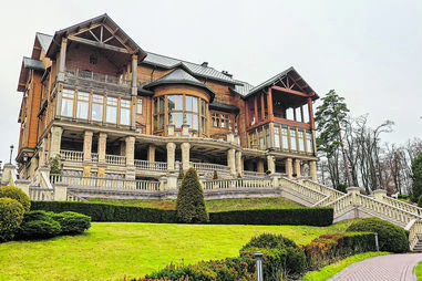 Antiga casa do ex-Presidente da Ucrânia Viktor Yanukovych, também suspeito de corrupção, localizada num bosque  das margens do Dnipro, arredores de Kiev
