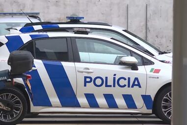 Mulher que deixou três menores sozinhos em casa admite que bebeu álcool em demasia e ficou a dormir no carro