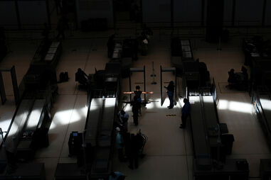 Passageiros passam o controlo de segurança em aeroporto na Venezuela