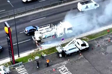 Roda de camião salta e atinge carro estacionado em posto de combustível na Segunda Circular em Lisboa