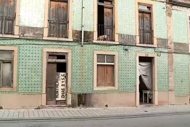 Homem encontrado esfaqueado em casa devoluta