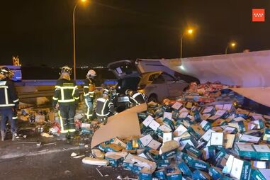 Acidente em Espanha perto de Getafe espalhou cervela pela estrada.