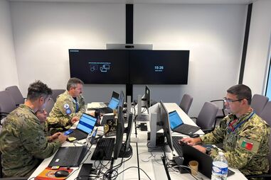 Militares portugueses durante a certificação