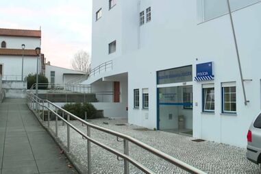 Mulher sequestrada, violada e agredida pelo ex-companheiro quando ia buscar os filhos a casa do homem. Suspeito em fuga