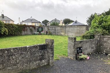 Irlanda investiga mais um cemitério de bebés após escavações num antigo orfanato em Tuam