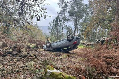 Viatura ficou capotada fora da estrada