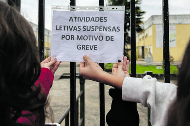 Pais avisados para não deicarem os filhos nas escolas sem verificar que estão abertas