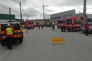 Duas mulheres e três homens feridos em colisão entre carro e carrinha em Oliveira de Azeméis