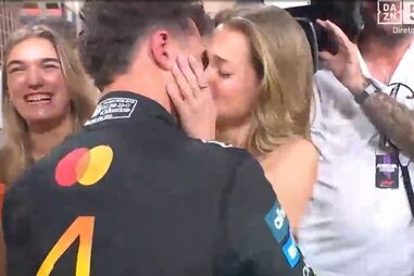 Lando Norris sagra-se campeão do mundo de Fórmula 1 e festeja com Margarida Corceiro