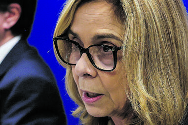 Ministra admite uma hora de espera na Linha SNS 24