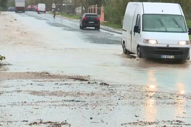 Depressão Bram: Vídeo mostra estrada alagada devido à força da chuva em Fernão Ferro  