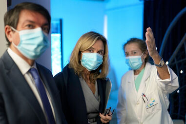 Ministra da Saúde, Ana Paula Martins, e diretor do SNS, Álvaro Almeida, no Hospital de Famalicão