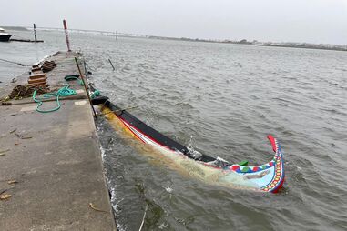 Barco moliceiro afunda na ria de Aveiro devido ao mau tempo