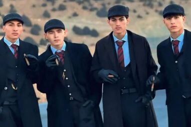 Jovens vestiam-se como as personagens da série da Netflix