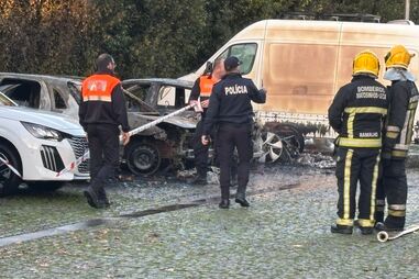 Quatro carros consumidos pelas chamas em parque de estacionamento de estação de metro em Matosinhos